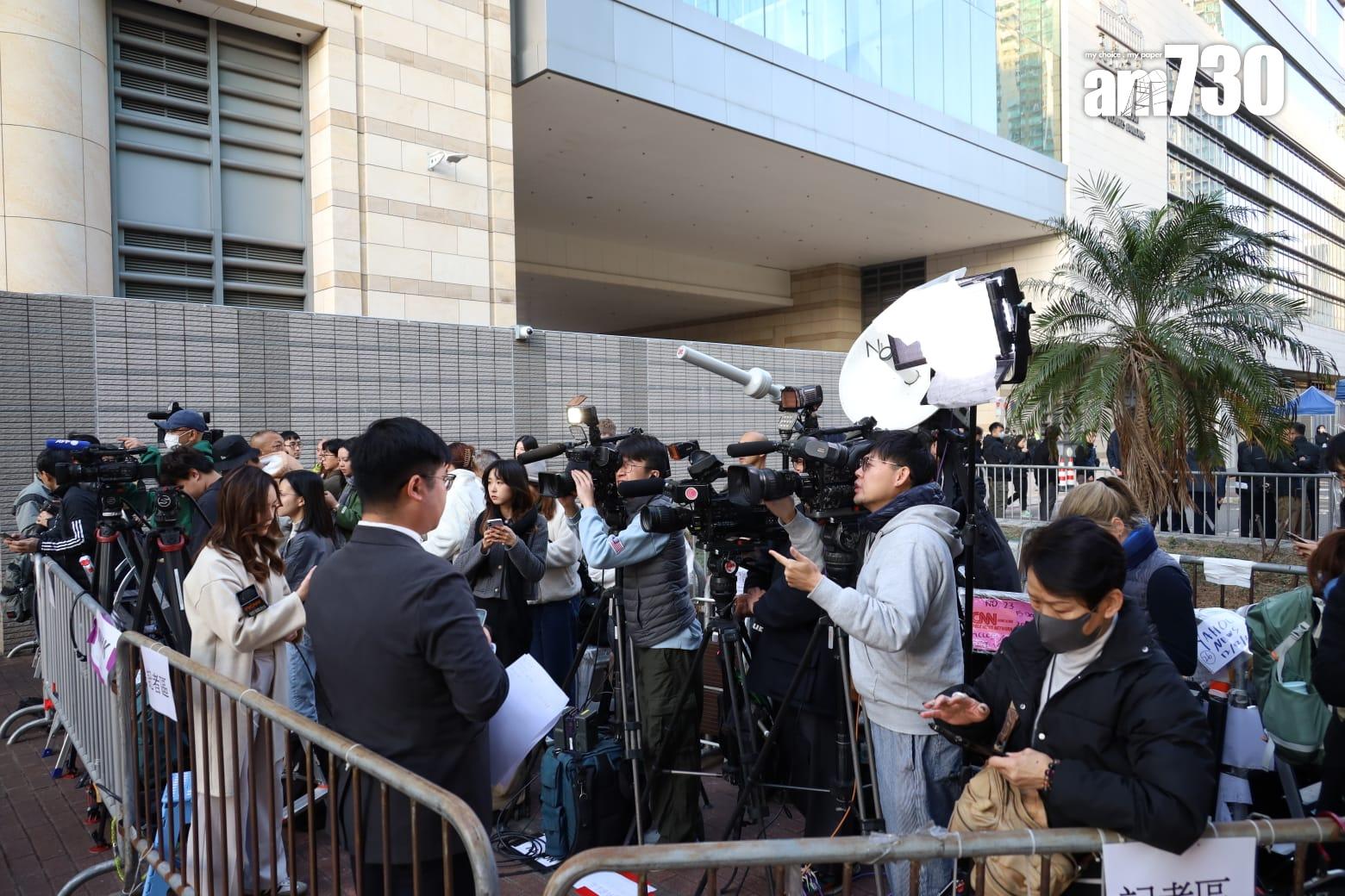黎智英案開庭前約2小時,法院外已有大批傳媒在場,並有逾百人排隊等候旁聽。(鍾式明攝)