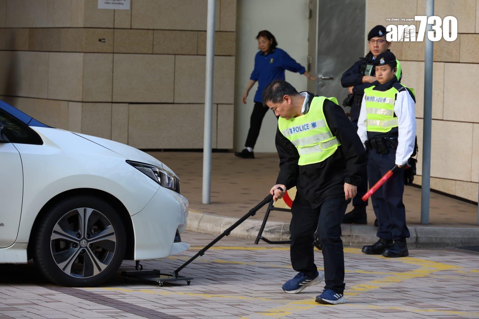 黎智英案警方加強部署,「劍齒虎」裝甲車及多輛警車戒備,並出動警犬協助。(鍾式明攝)