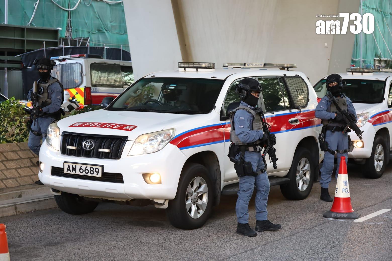 黎智英案警方加強部署,「劍齒虎」裝甲車及多輛警車戒備,並出動警犬協助。(鍾式明攝)