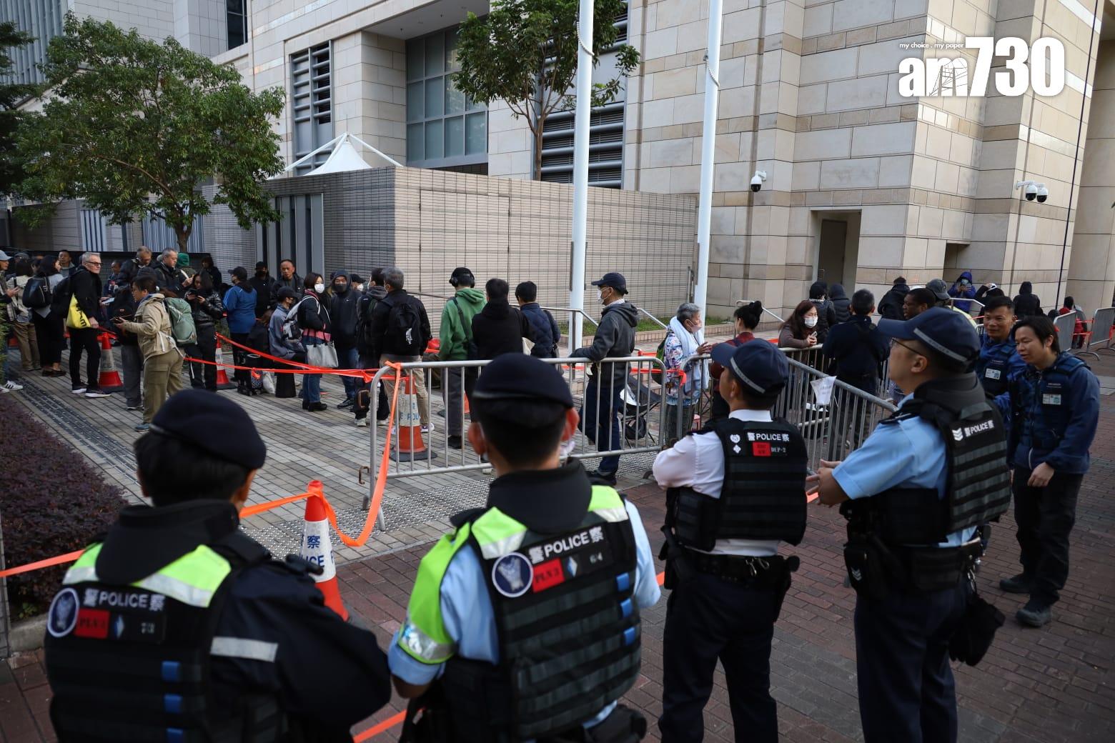 黎智英案開庭前約2小時,法院外已有大批傳媒在場,並有逾百人排隊等候旁聽。(鍾式明攝)