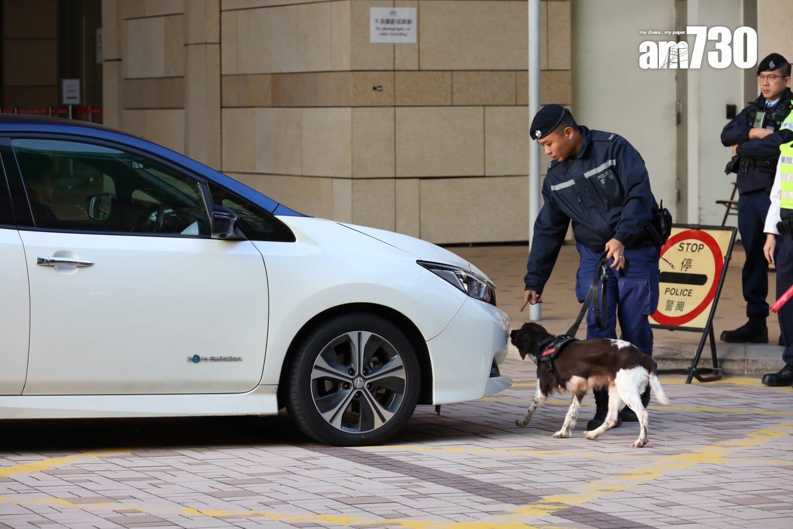 黎智英案警方加強部署,「劍齒虎」裝甲車及多輛警車戒備,並出動警犬協助。(鍾式明攝)