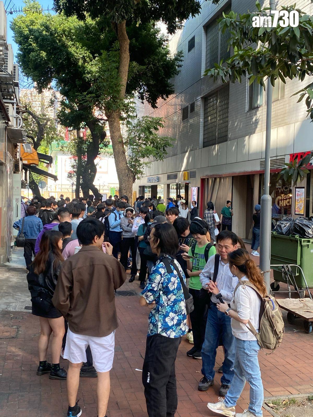 社交平台Threads有關元朗茶餐廳「大寶冰室」肉餅飯的食評潮文不斷瘋傳,掀起不少網民專程到元朗「朝聖」,近日大排長龍,紛紛指名要品嚐肉餅飯。(《am730》記者攝)