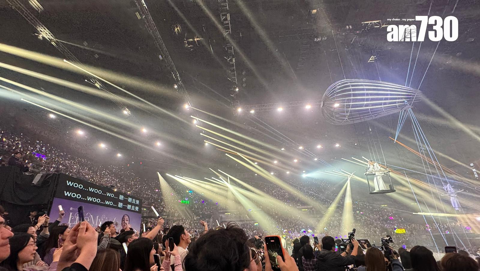 老公丁子高(左方)在控制台監場,盡顯夫婦默契。 (娛樂組攝)