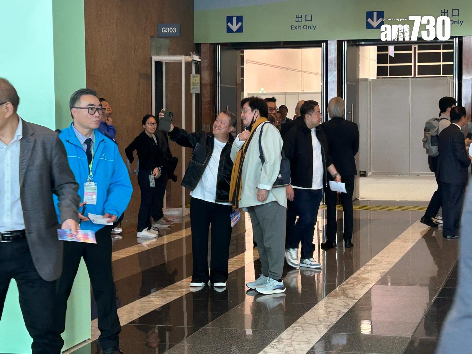 立法會選舉,曾志偉到會展票站投票。(陳芷晴攝)