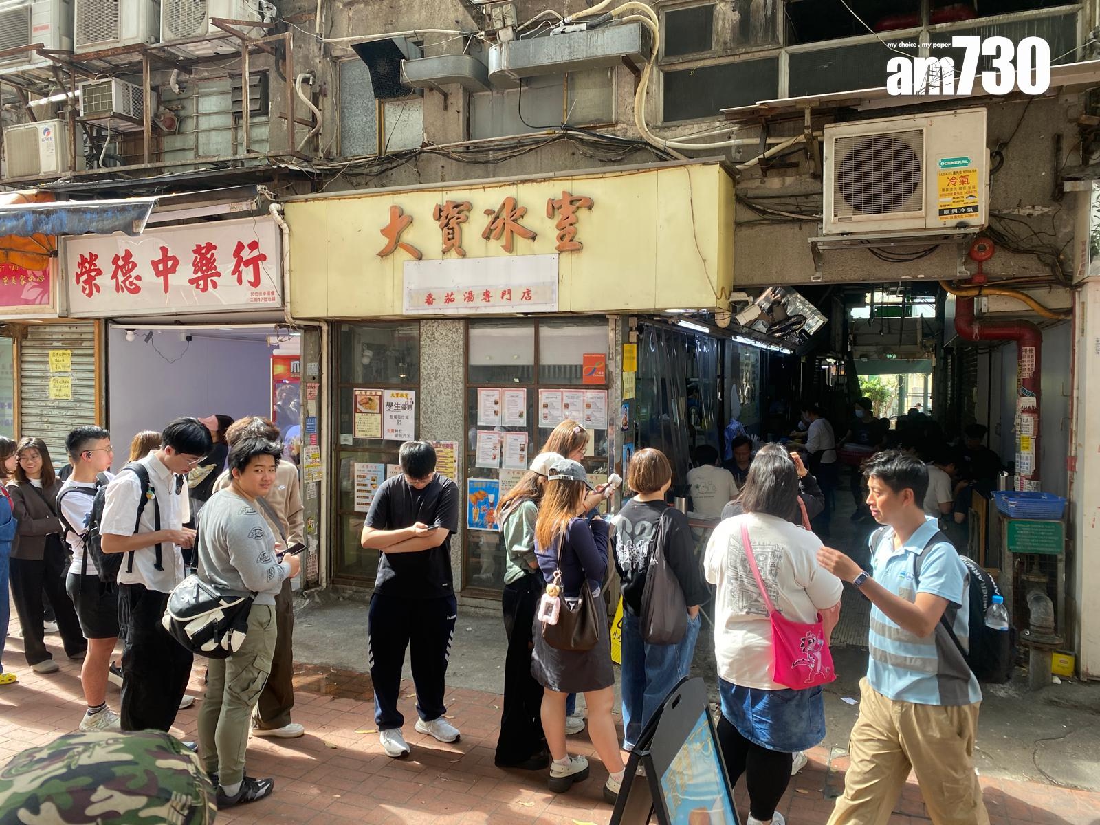 社交平台Threads有關元朗茶餐廳「大寶冰室」肉餅飯的食評潮文不斷瘋傳,掀起不少網民專程到元朗「朝聖」,近日大排長龍,紛紛指名要品嚐肉餅飯。(《am730》記者攝)