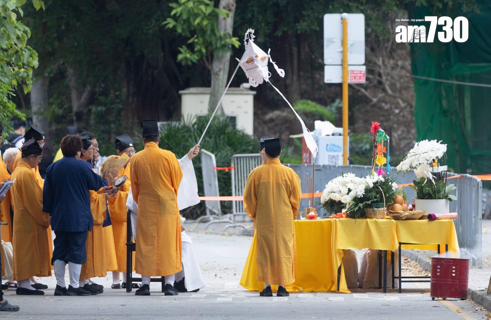 大埔宏福苑五級火災,消防員何偉豪英勇殉職。現場舉行佛教及道教儀式悼念。(蘇文傑攝)