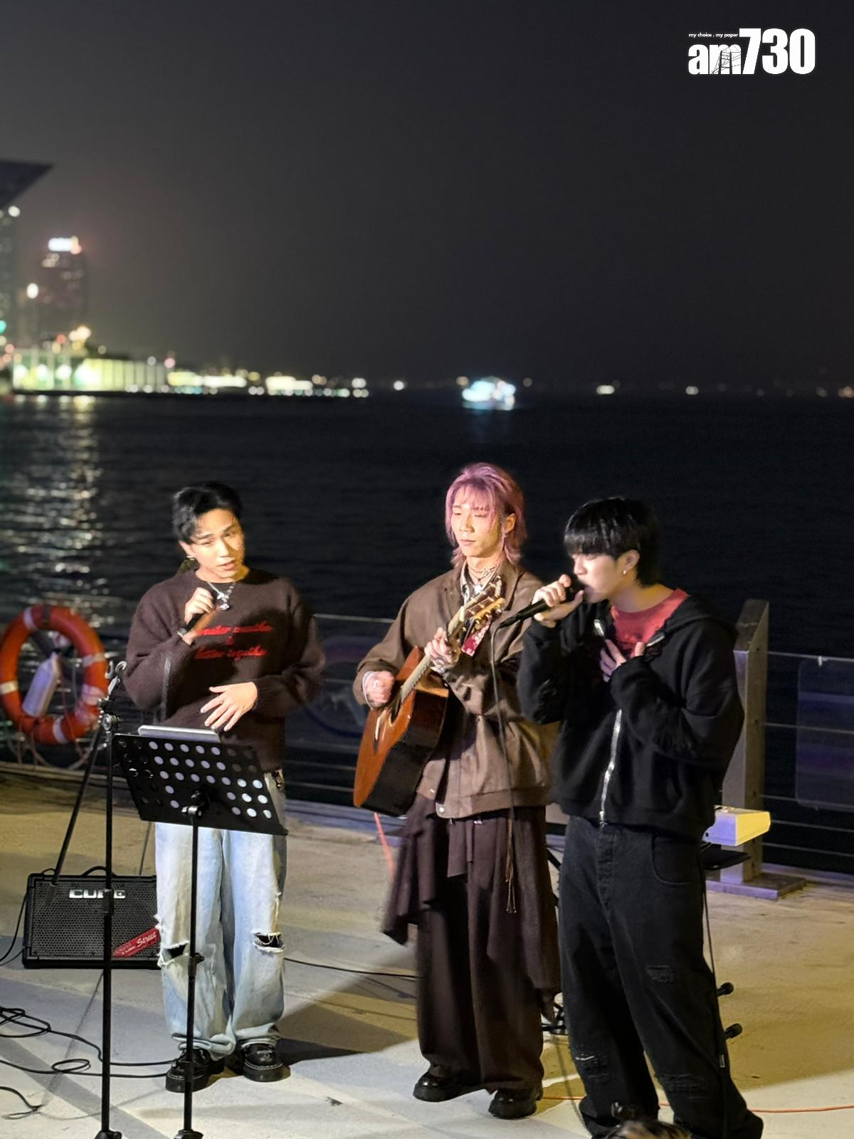 丘藍今晚與樂隊ROVER成員Jason Loi、希晉現身灣仔海濱busking。 (娛樂組攝)