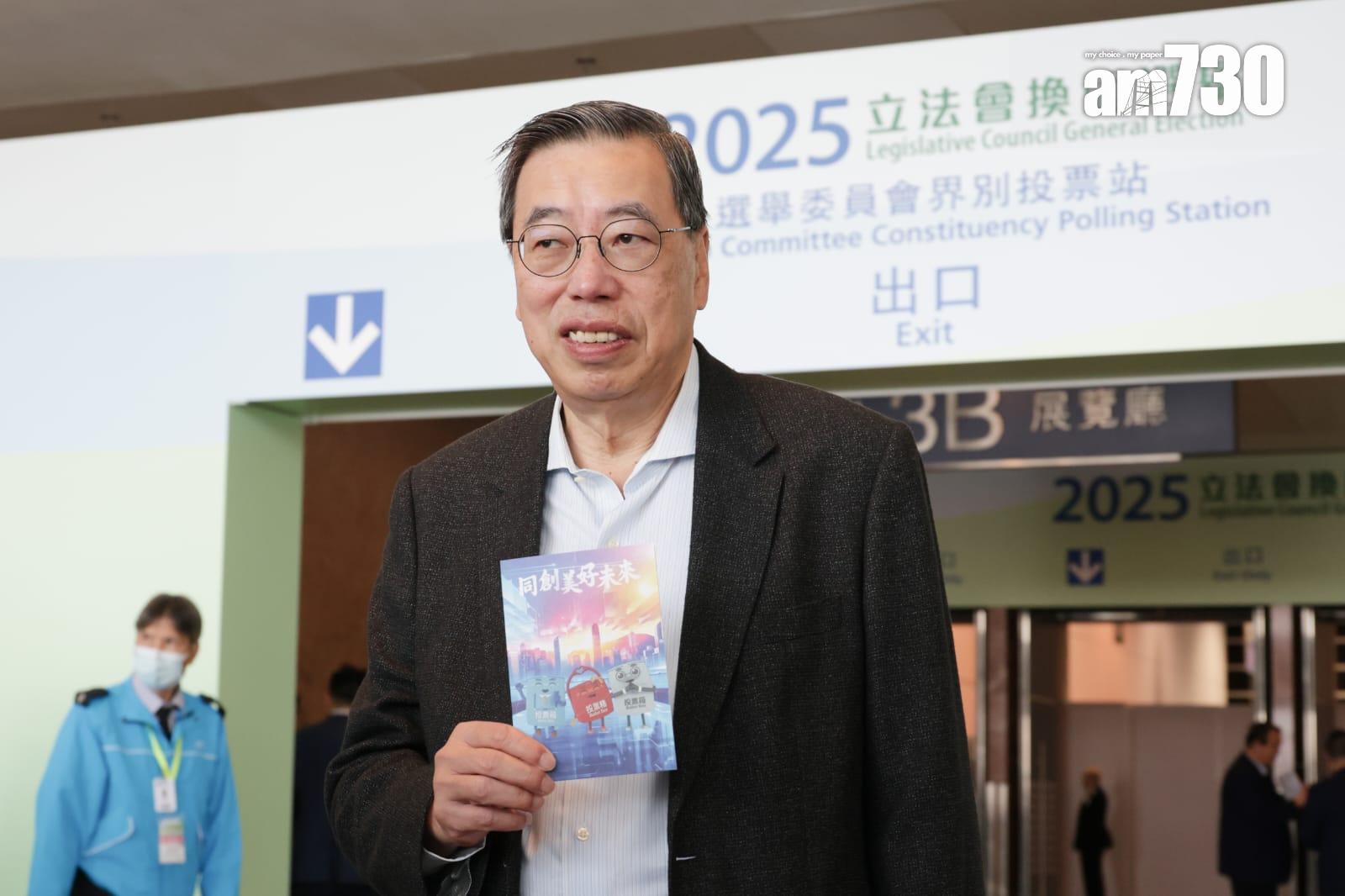 立法會選舉選出40席的選委會界別,在灣仔會展投票。立法會主席梁君彥認為選舉氣氛比上屆好,呼籲市民盡早投票。(吳康琦攝)