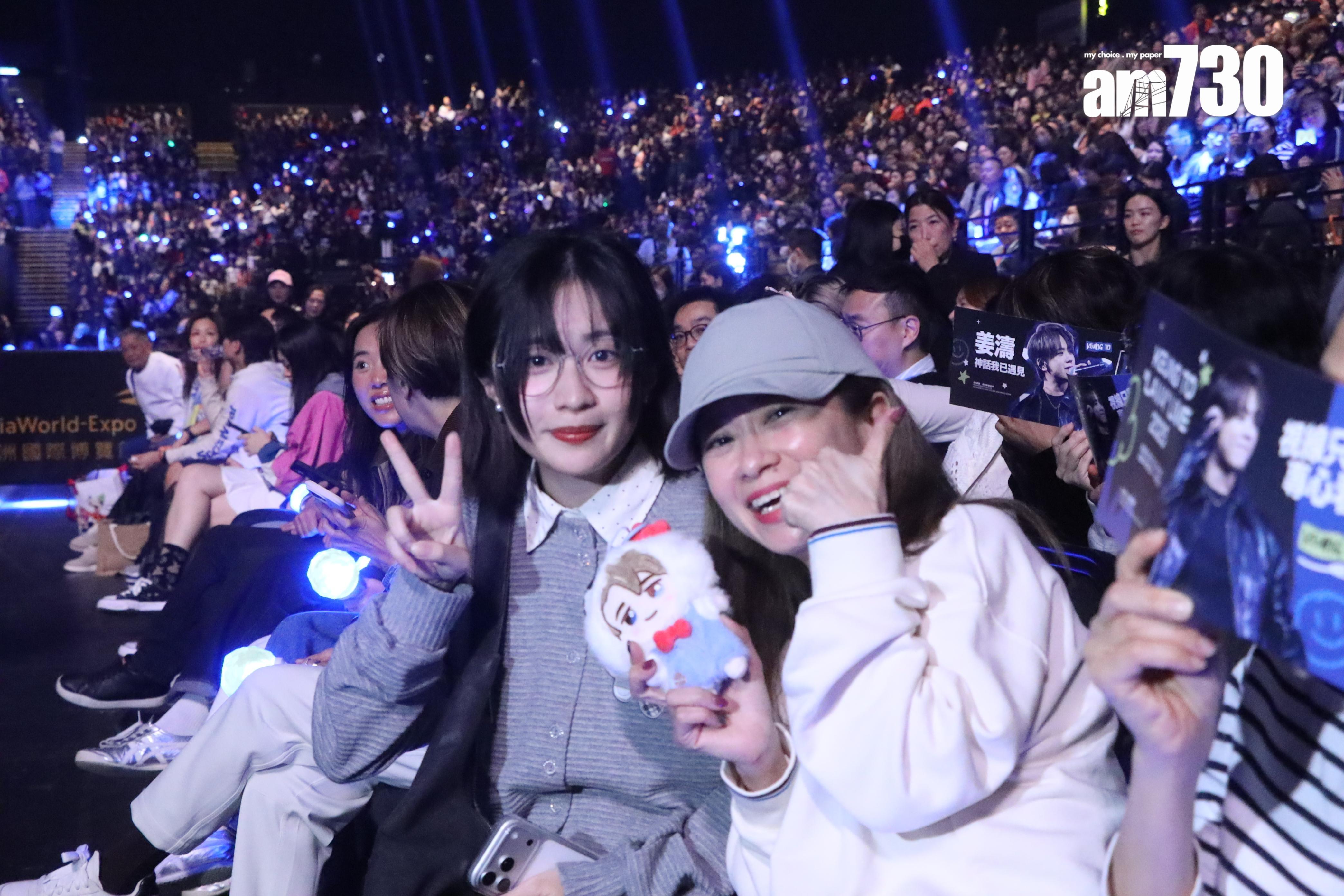 Sica與姜糖媽媽入場支持姜濤。