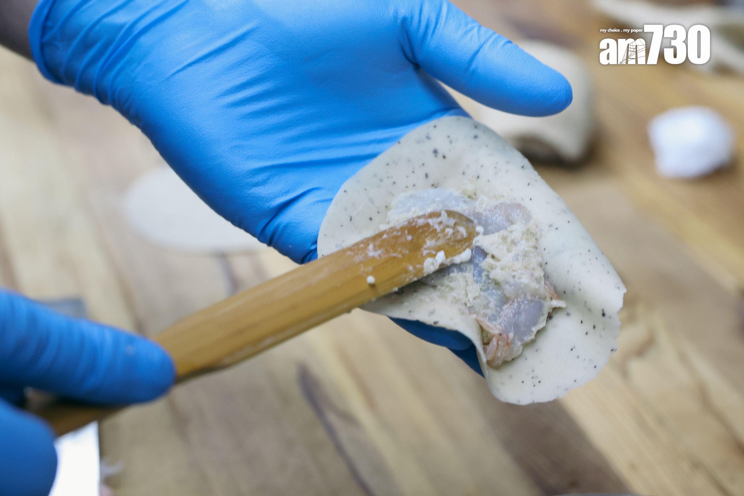 在澄麵皮內混入幼細的英國伯爵茶粉,將厚肉虎蝦和白蝦包製成蝦餃。(周令知攝)