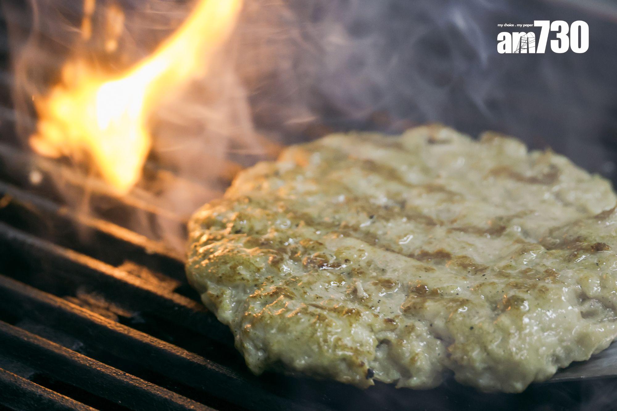 火山石燒爐的熱力使肉餅烙上坑紋,沾掛了狂野的煙火氣。(周令知攝)