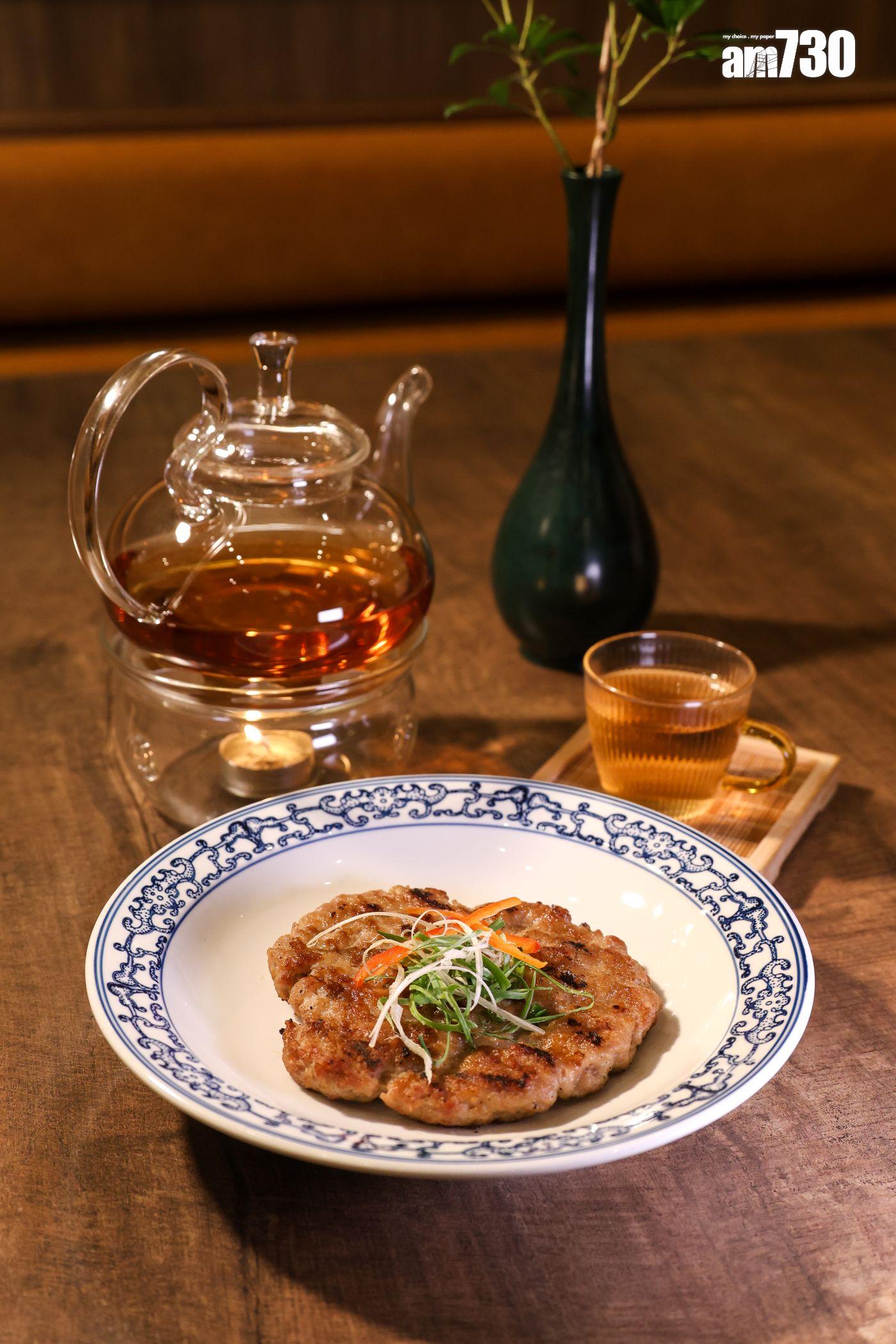 火山石鹽燒原味馬蹄肉餅($88)手剁肉餅保留粒粒彈牙口感與豐富肉汁。(周令知攝)