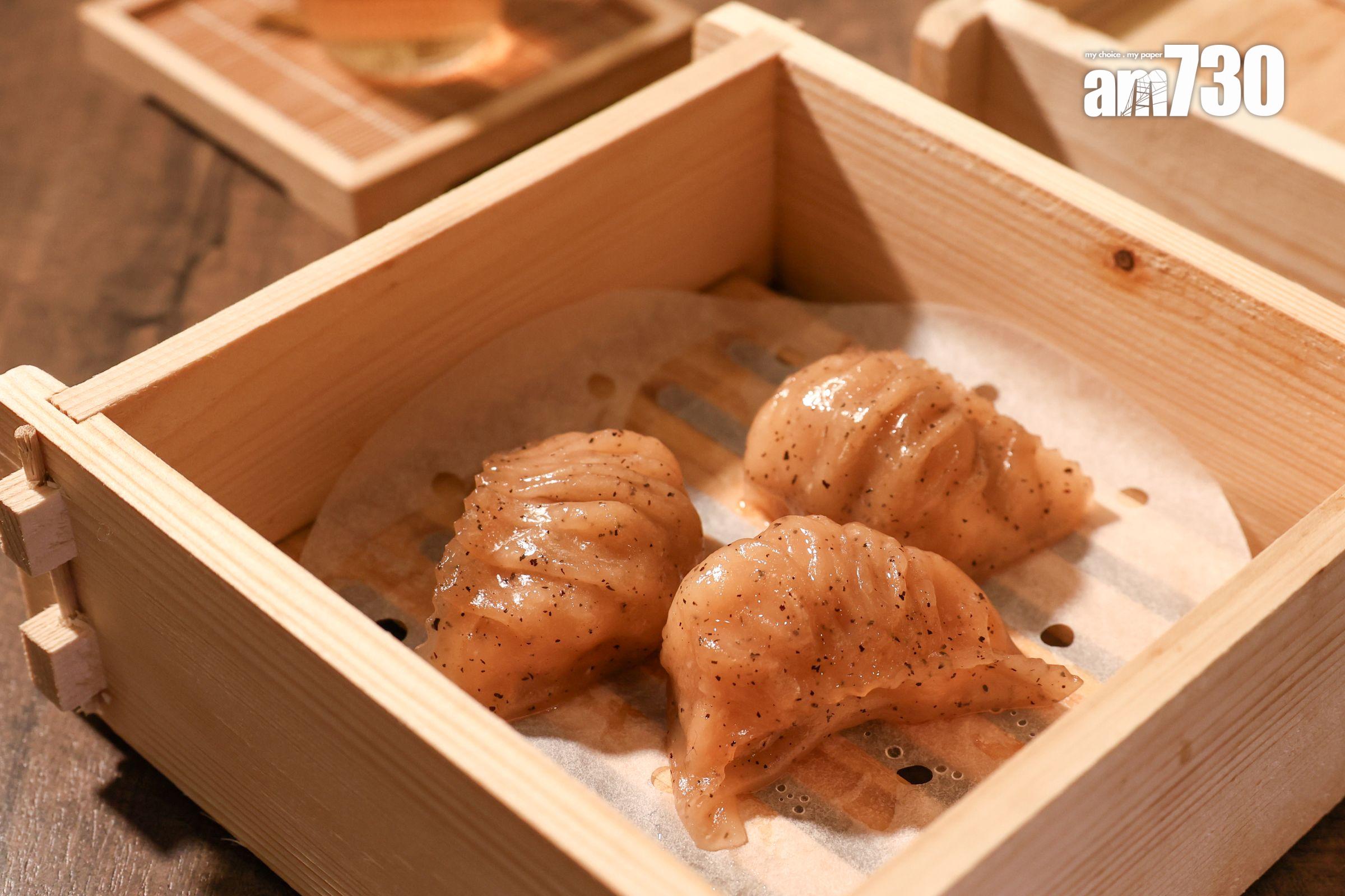 伯爵茶蝦餃($48/3隻)茶香輕柔優雅,與足料的爽甜虎蝦及白蝦極為匹配。(周令知攝)