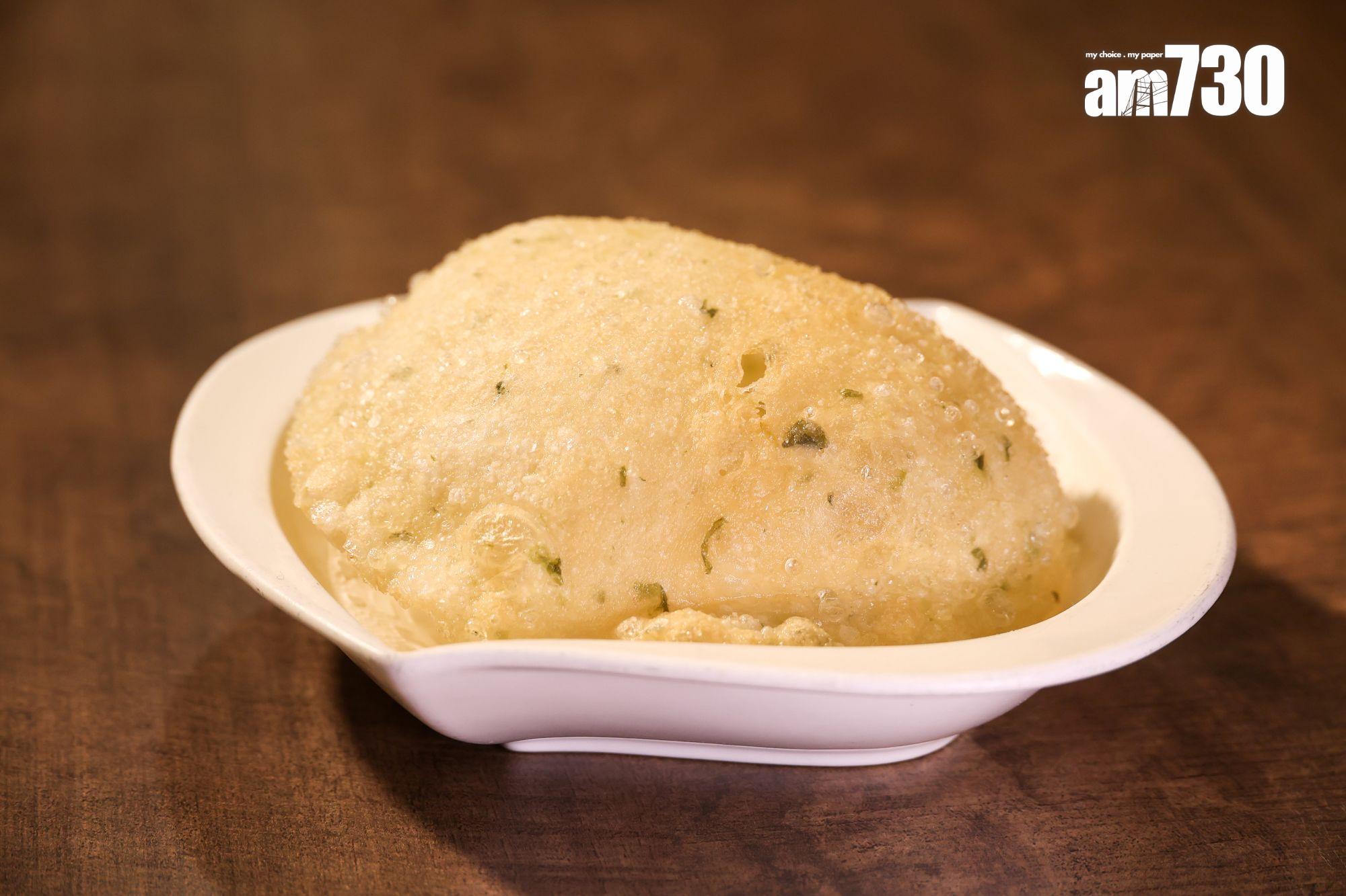 炊波蔥油餅($18/件)廚師一下一下將蔥油餅淋油,令其澎脹呈現薄脆球體效果。(周令知攝)