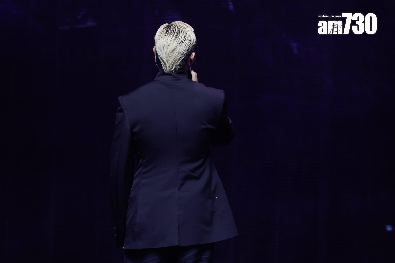 湯令山用背脊對住觀眾演繹《用背脊唱情歌》。 (蘇文傑攝)