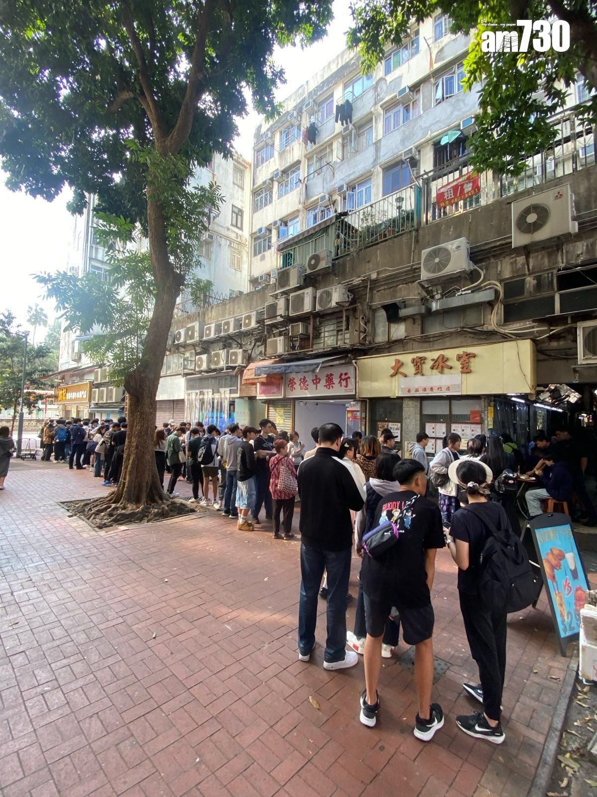 社交平台Threads有關元朗茶餐廳「大寶冰室」肉餅飯的食評潮文不斷瘋傳,掀起不少網民專程到元朗「朝聖」,近日大排長龍,紛紛指名要品嚐肉餅飯。(《am730》記者攝)