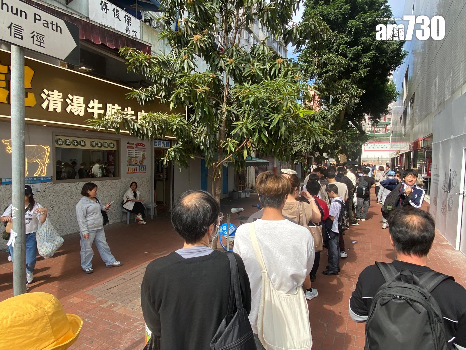 社交平台Threads有關元朗茶餐廳「大寶冰室」肉餅飯的食評潮文不斷瘋傳,掀起不少網民專程到元朗「朝聖」,近日大排長龍,紛紛指名要品嚐肉餅飯。(《am730》記者攝)