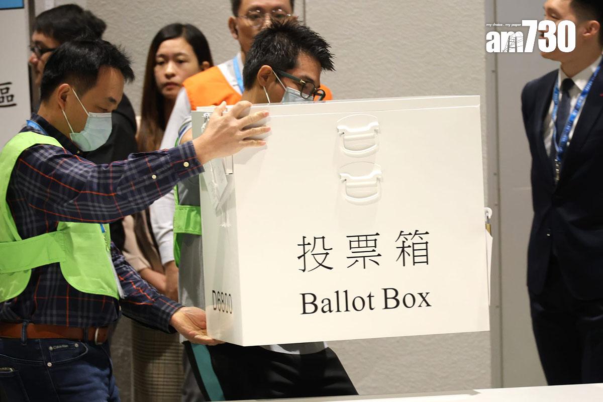 政府和選舉管理委員會在投票時段結束後,於中央點票站倒票箱。(林俊源攝)