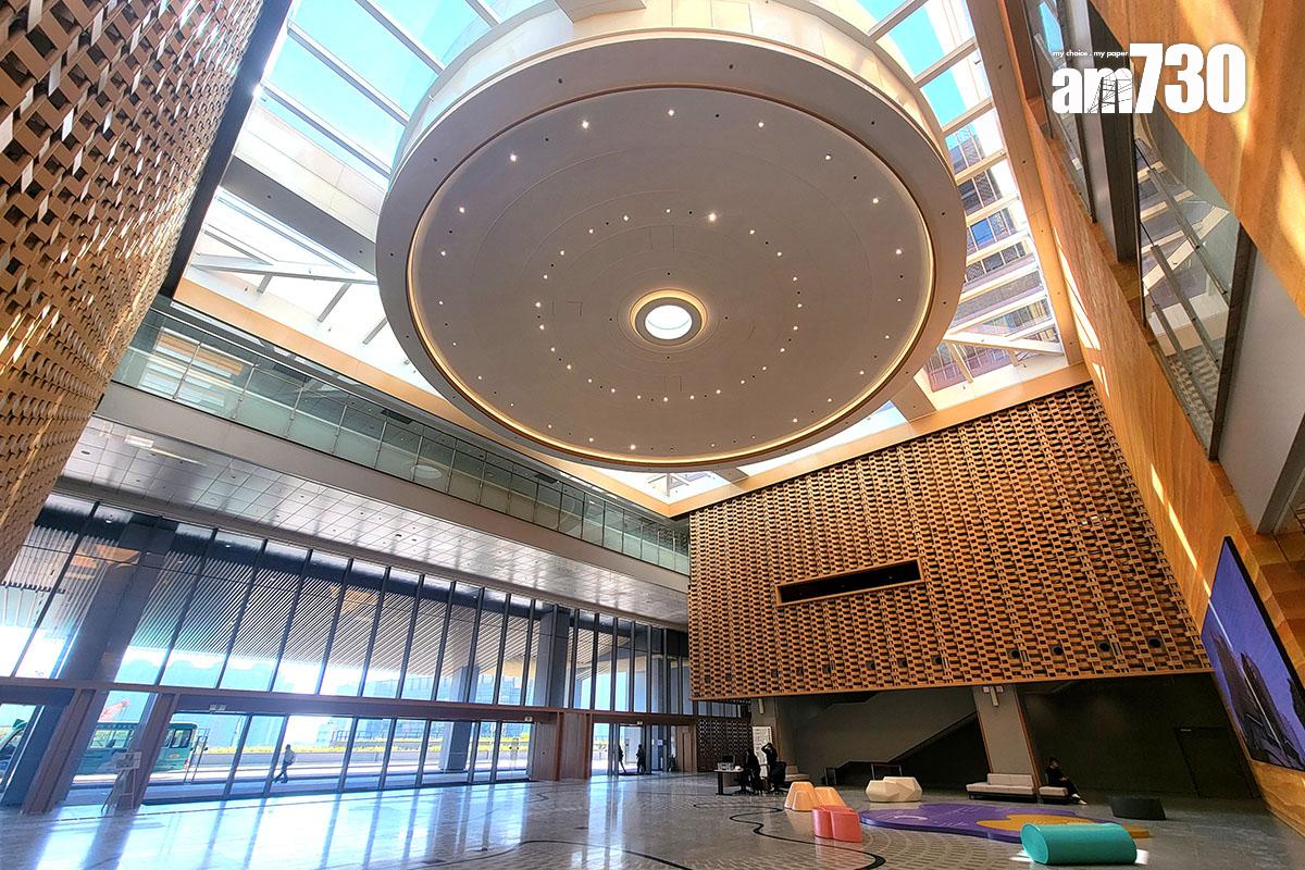 香港中醫醫院大堂的「天圓地方」設計,對應中醫學「天人相應」概念。(林俊源攝)