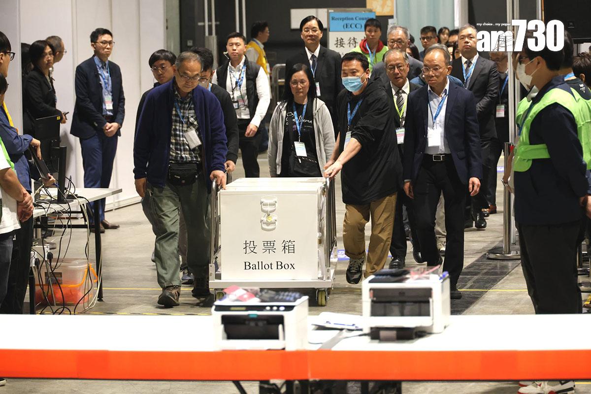 政府和選舉管理委員會在投票時段結束後,於中央點票站倒票箱。(林俊源攝)