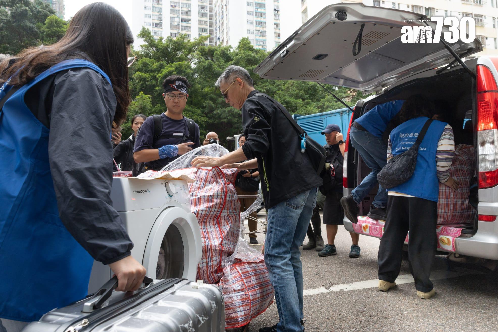 大埔宏福苑五級火,宏志閣住戶周三(3日)返回單位取重要物品。(蘇文傑 攝)