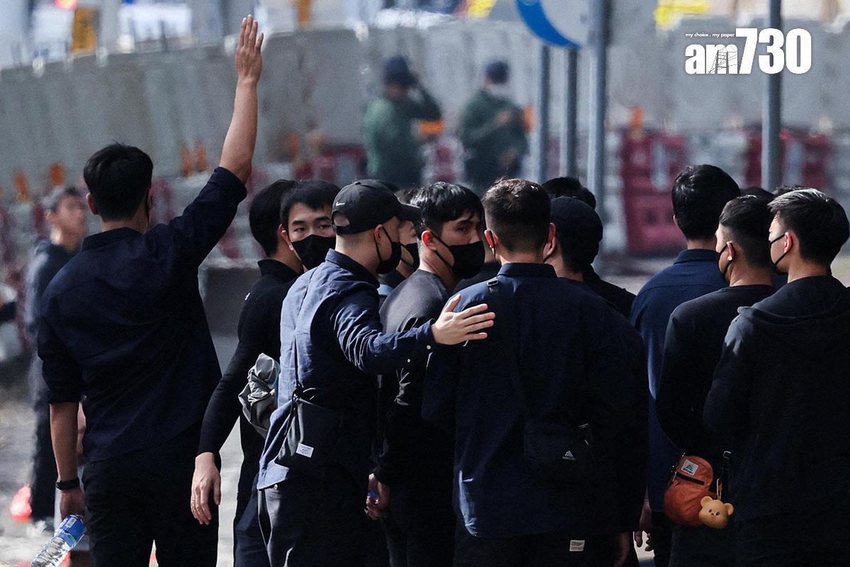 何偉豪在大埔宏福苑五級火當中不幸殉職,多名同袍在「頭七」到場悼念。(資料圖片/路透社)