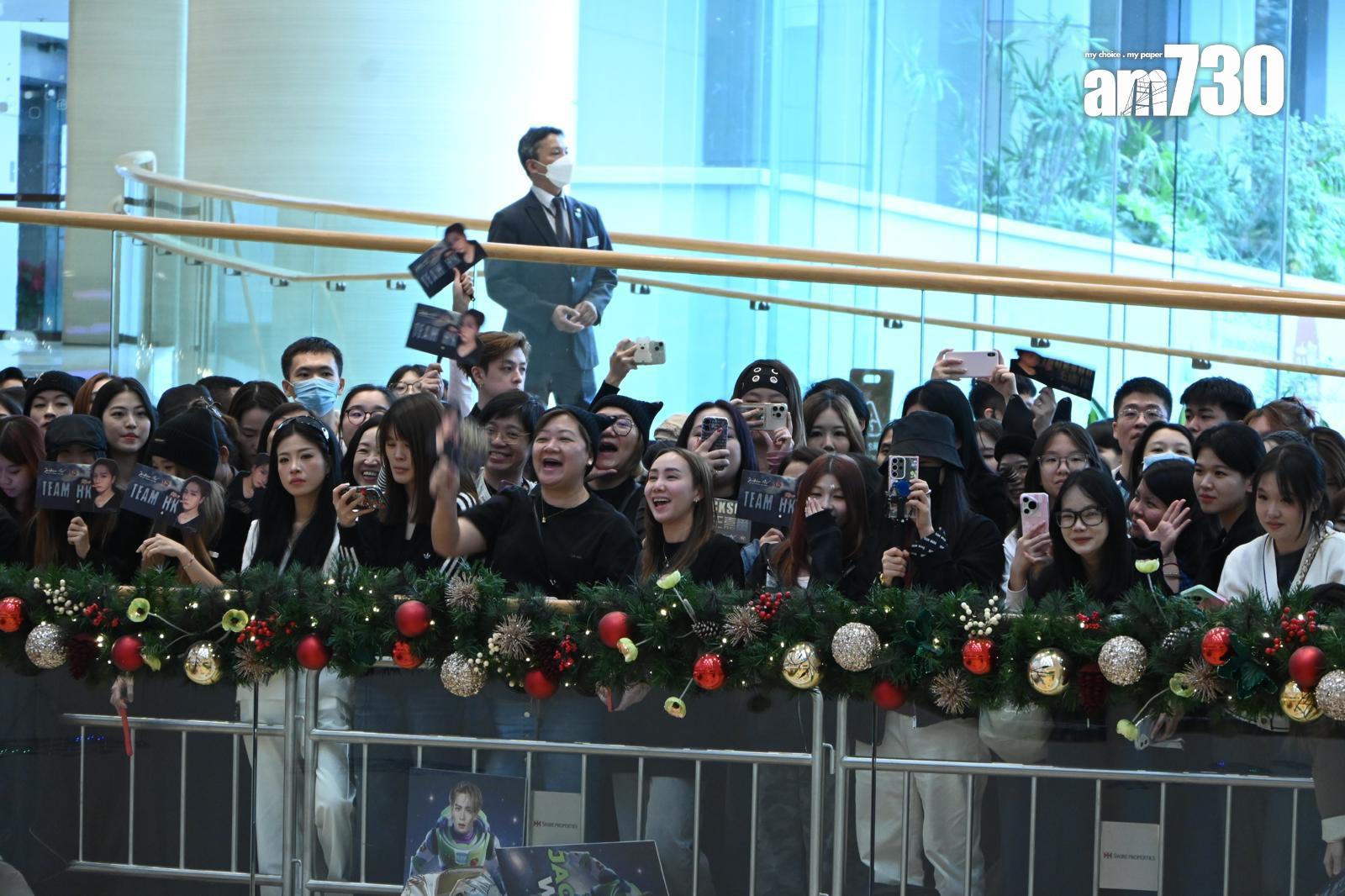 王嘉爾難得返港出席公開活動,粉絲企滿兩樓層。 (娛樂組攝)