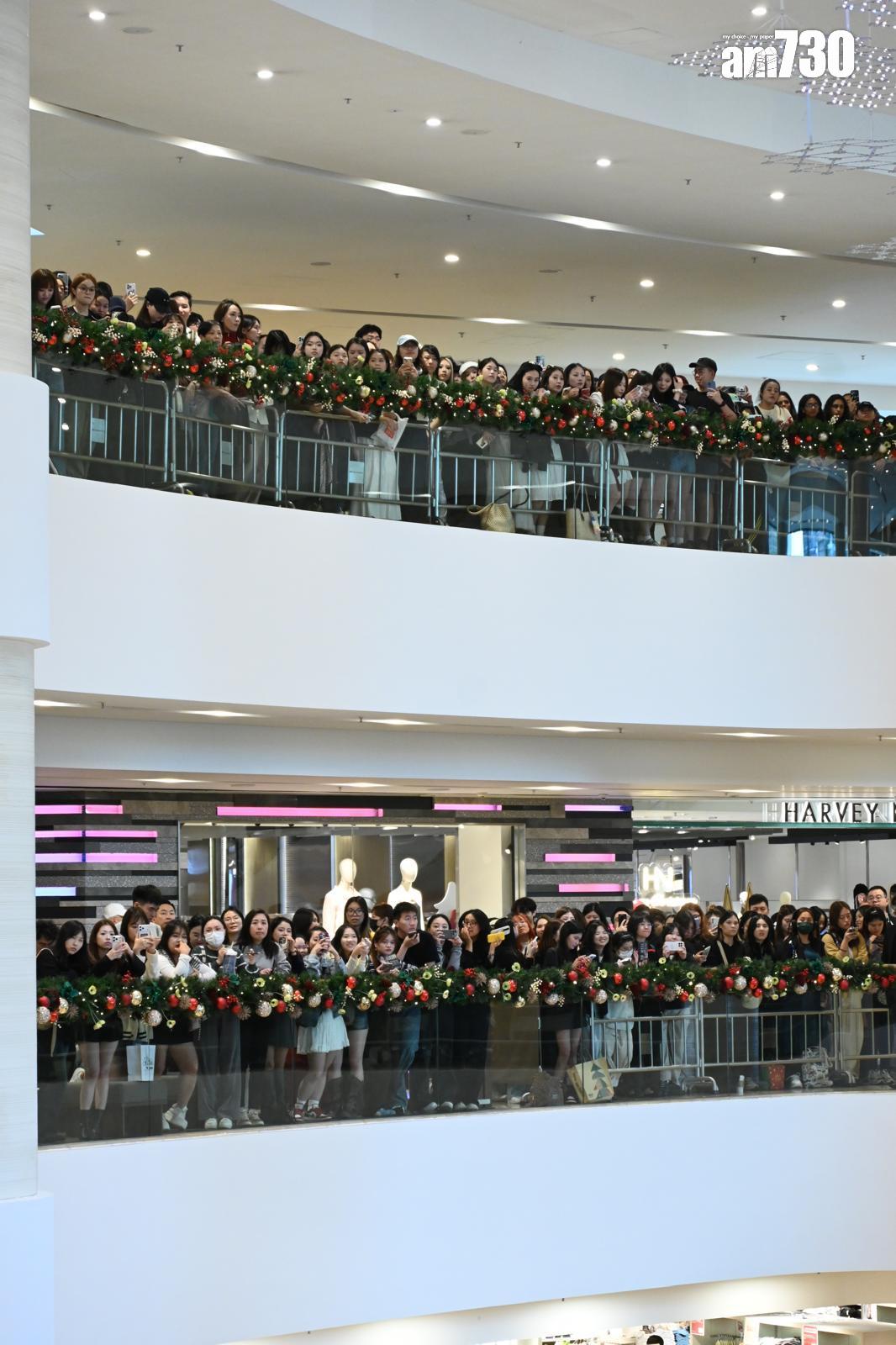 王嘉爾難得返港出席公開活動,粉絲企滿兩樓層。 (娛樂組攝)