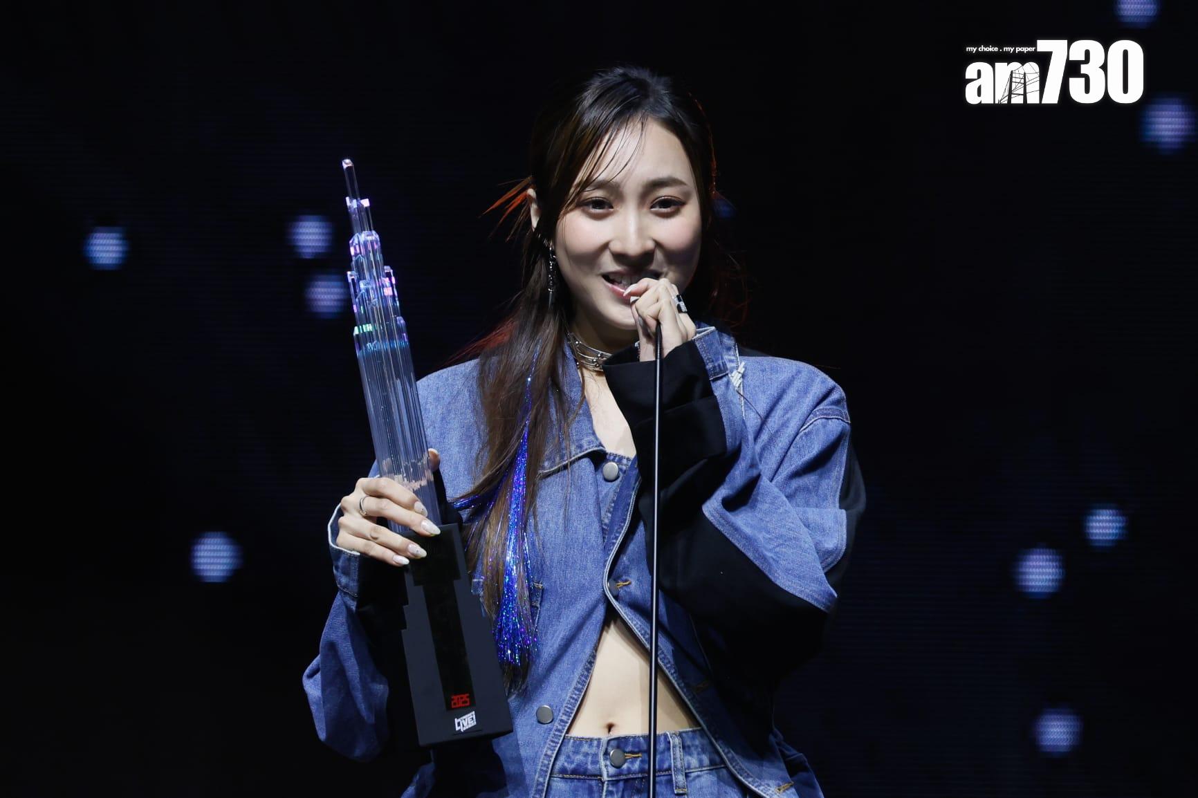 Yumi鍾柔美今日現身成為焦點之一,更獲頒勁爆躍進女歌手金獎殊榮。 (蘇文傑攝)