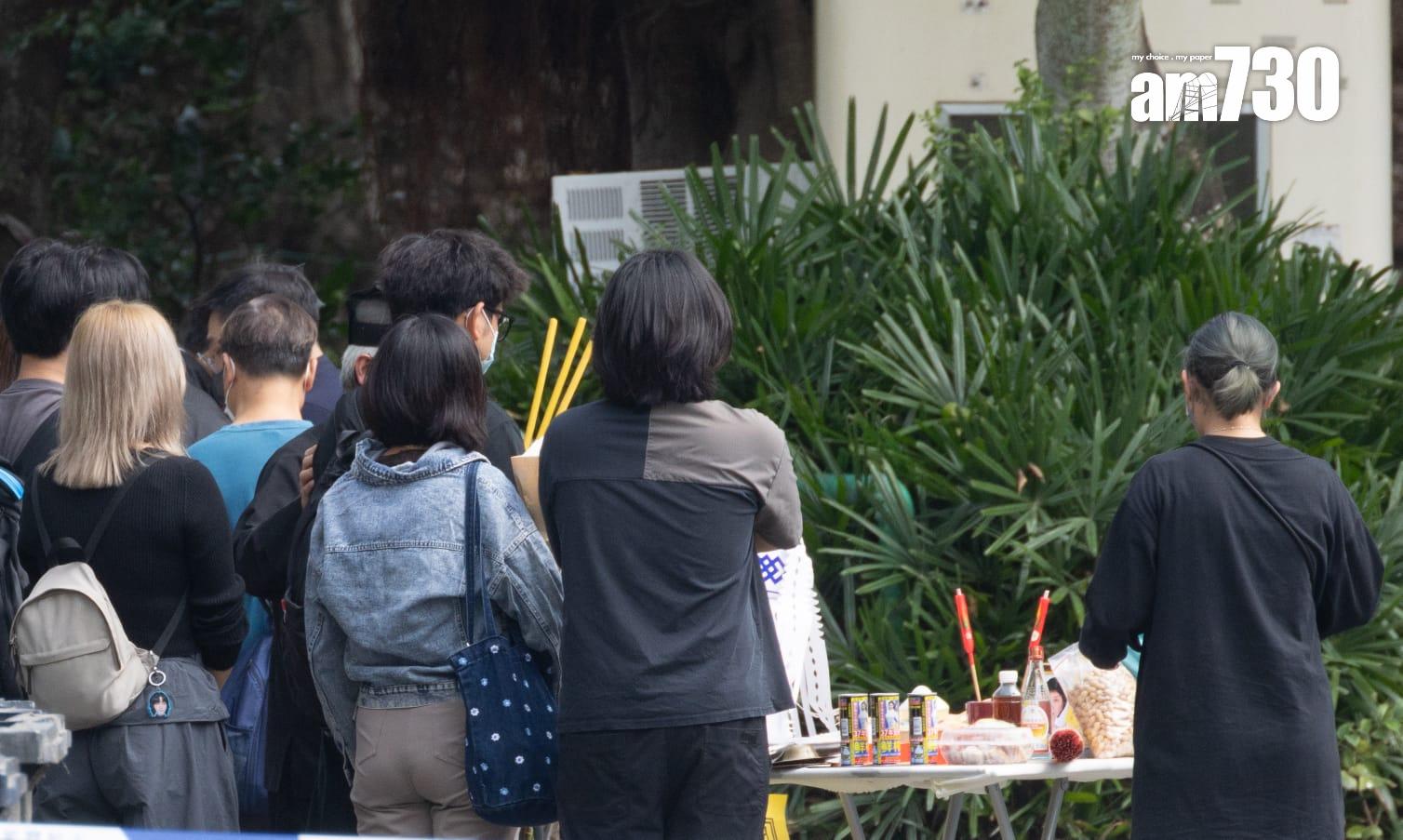 大埔宏福苑五級火,死難者家屬到現場路祭。(蘇文傑攝)