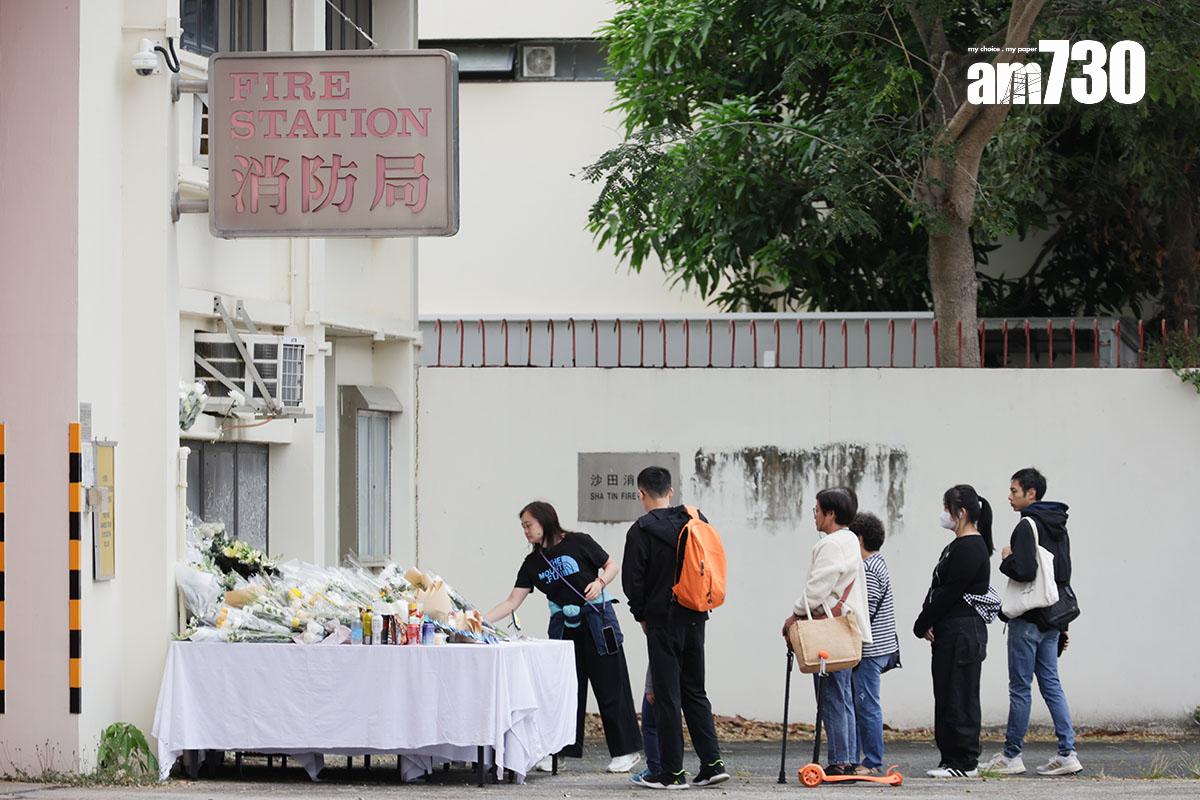 何偉豪在大埔宏福苑五級火當中不幸殉職,事後有市民到沙田消防局獻花悼念。(資料圖片/吳康琦攝)
