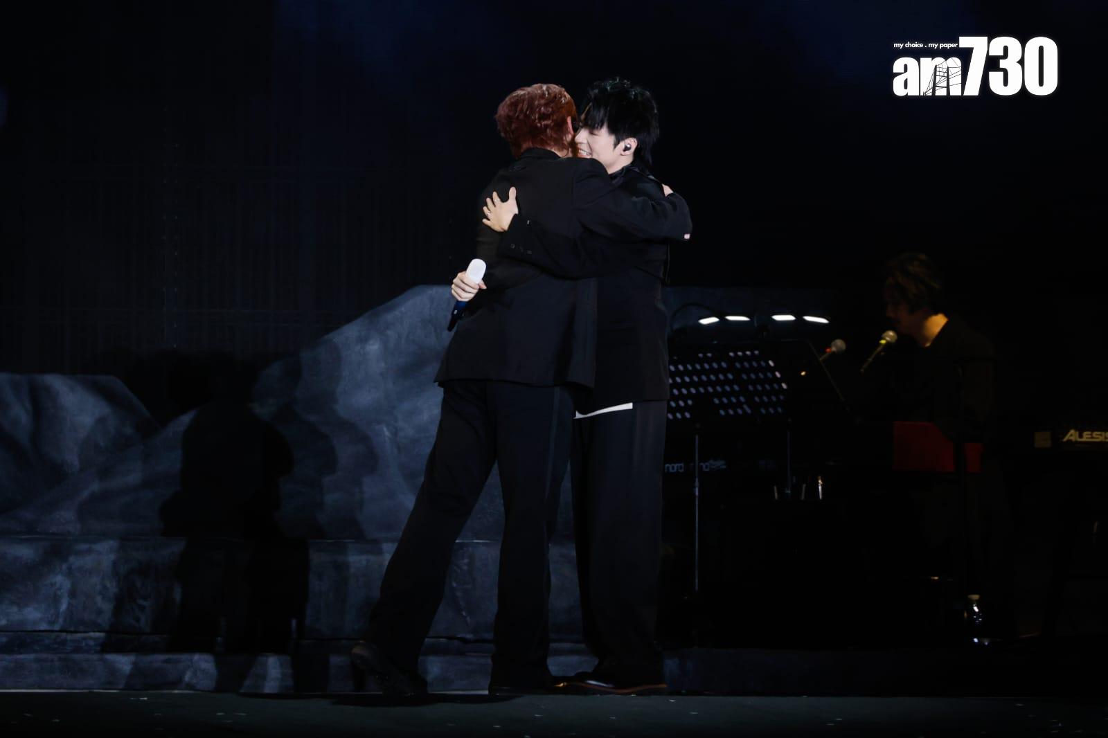 姜濤《KEUNG TO "LAVA" LIVE 2025》尾場,與陳卓賢Ian合唱後相擁。(蘇文傑攝)