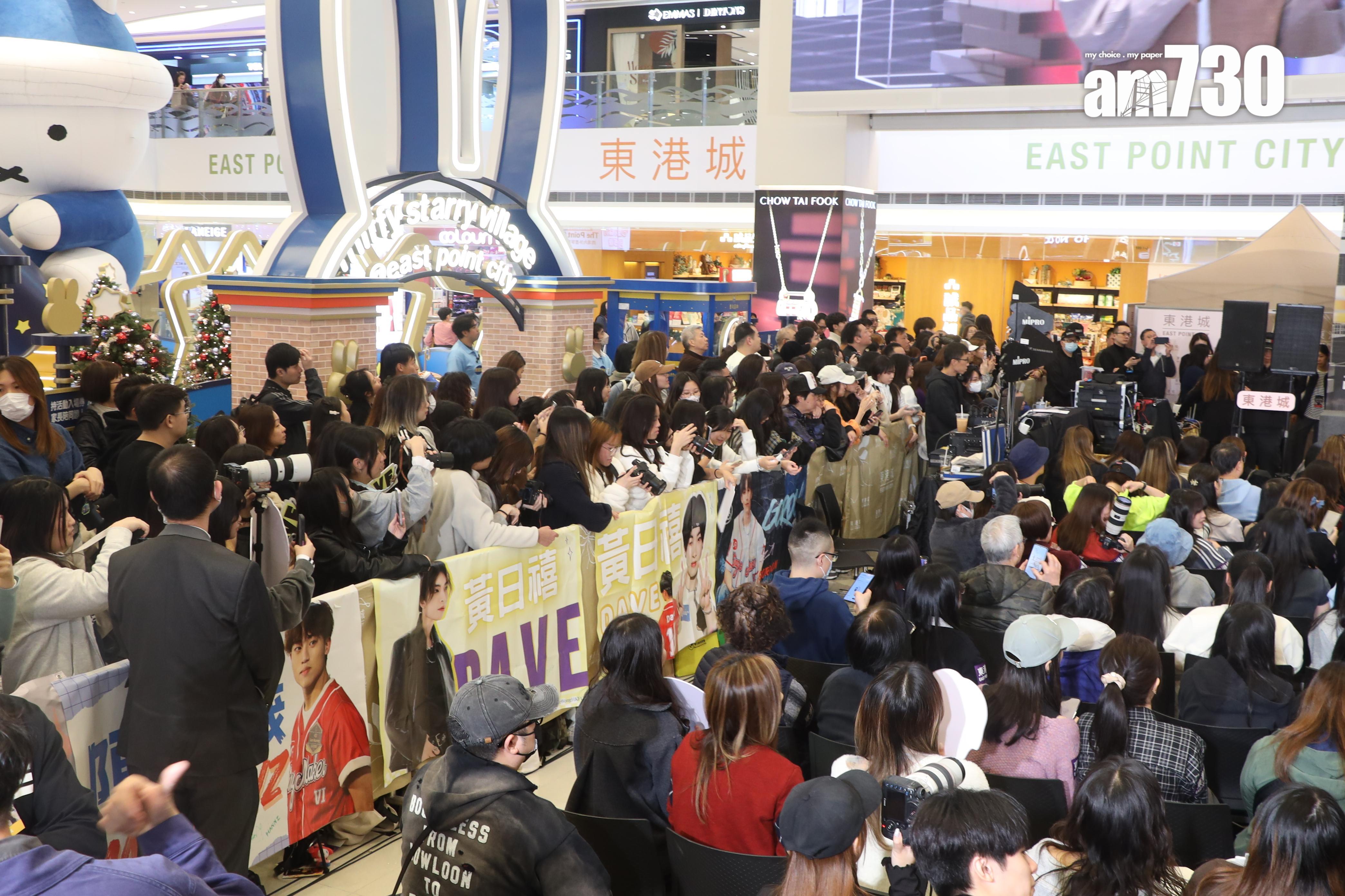 《全民造星VI》11強記者會,不少參賽者均有支持者舉牌捧場,場面虛冚。(娛樂組攝)