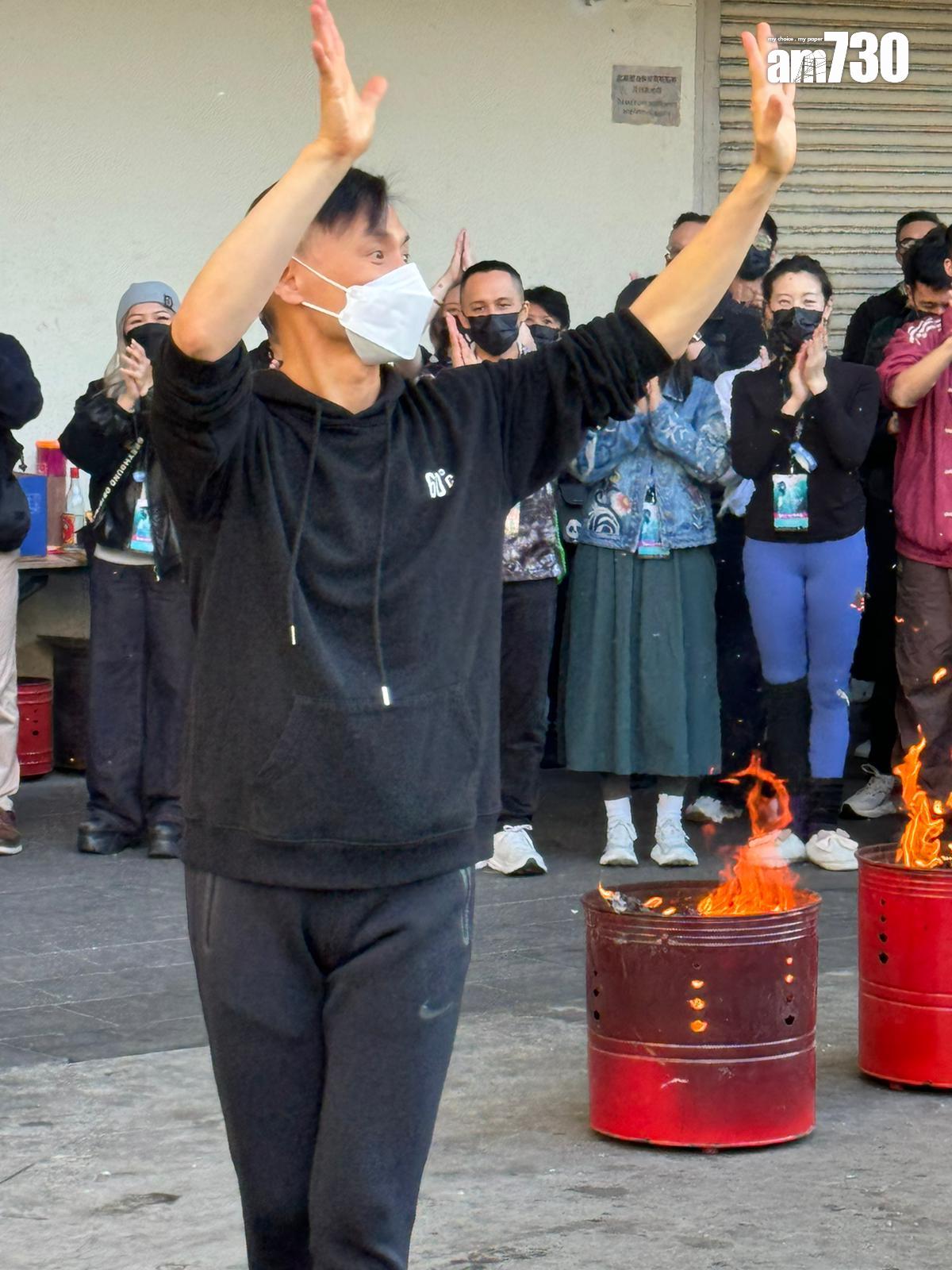 張學友拜神後走近記者打招呼及受訪。 (娛樂組攝)