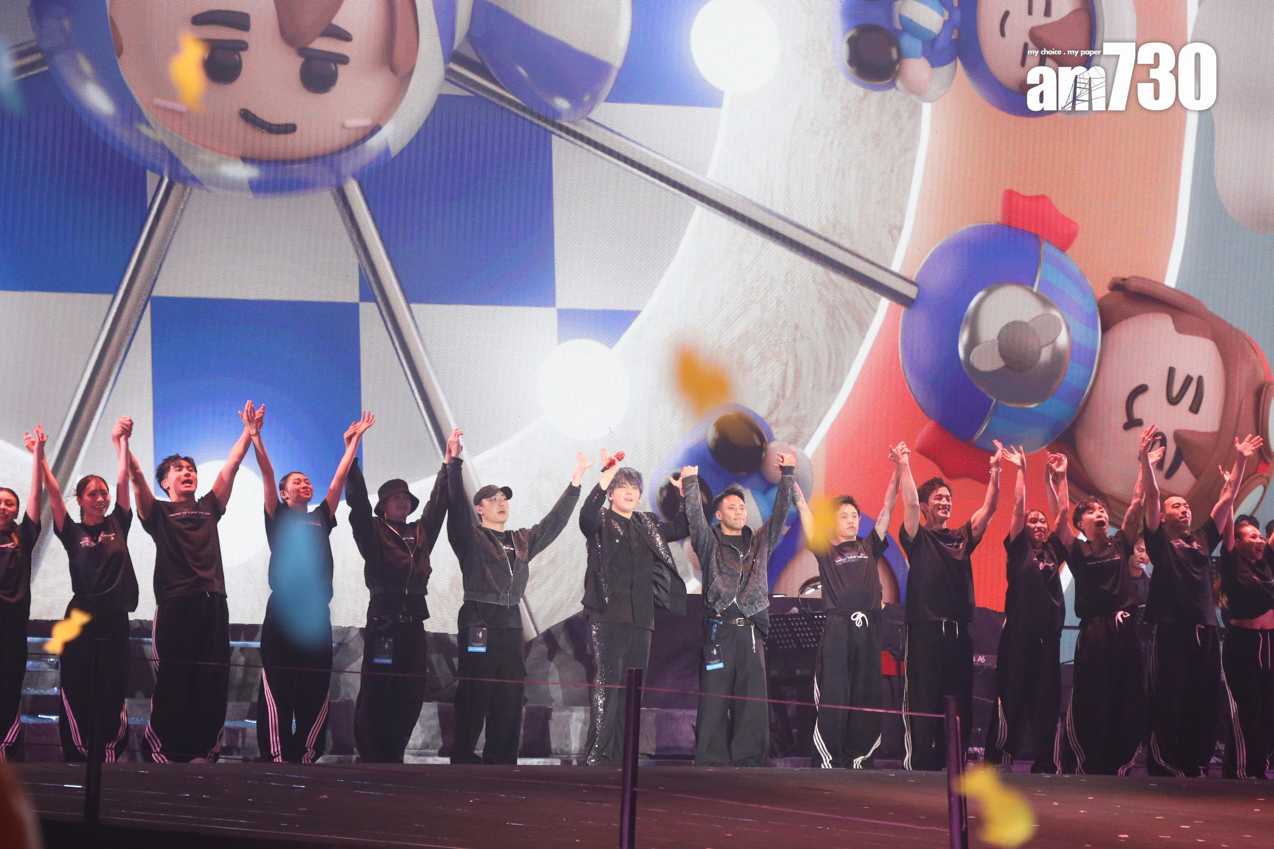 《KEUNG TO “LAVA” LIVE 2025》頭場,姜濤與舞蹈員齊齊謝幕。(吳康琦攝)