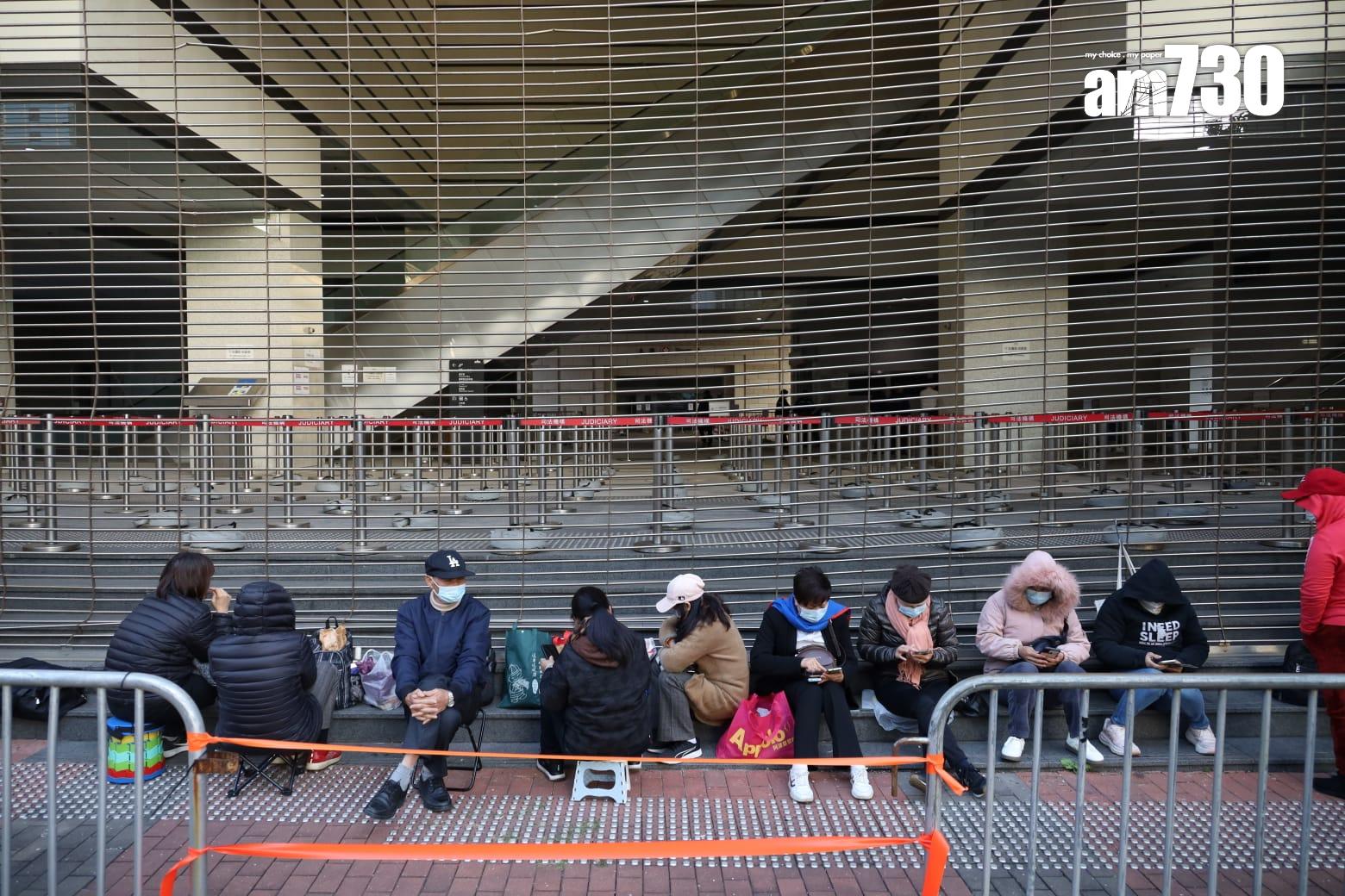 黎智英案開庭前約2小時,法院外已有大批傳媒在場,並有逾百人排隊等候旁聽。(鍾式明攝)