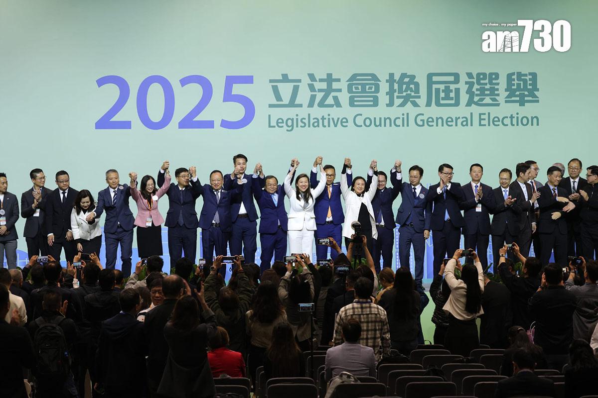 立法會換屆選舉選委會界別投票結果公布後,各候選人在台上祝賀或合照。(林俊源攝)