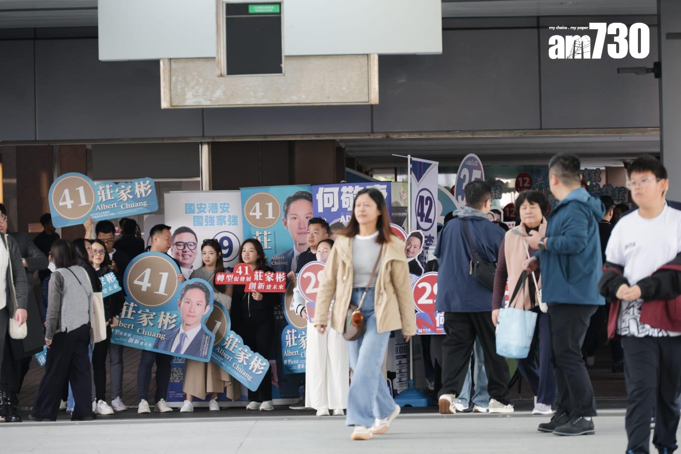 立法會選舉選出40席的選委會界別,在灣仔會展投票,大批候選人團隊拉票。 (吳康琦攝)