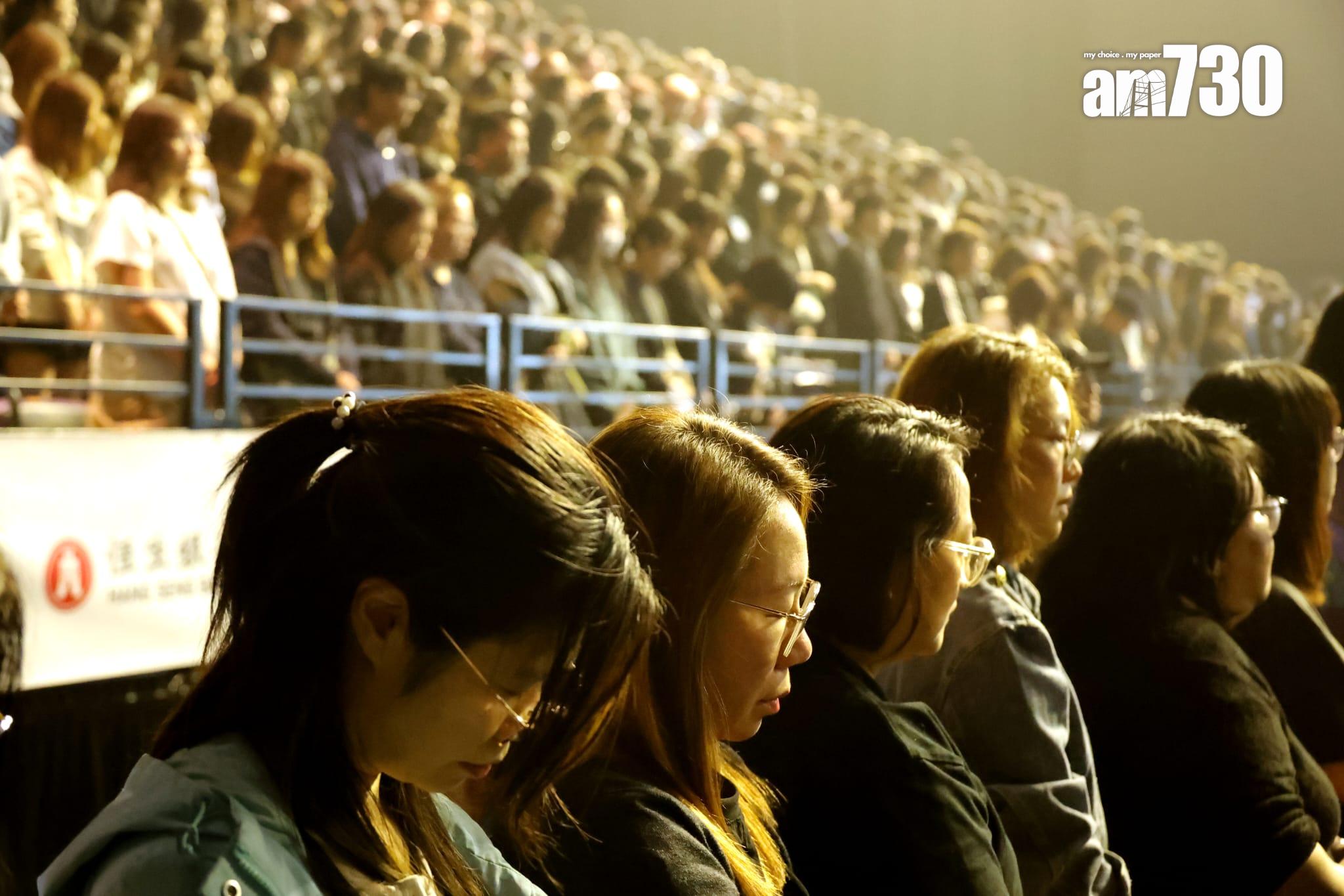 全場觀眾站立,靜默哀悼大埔火災死難者。(娛樂組攝)