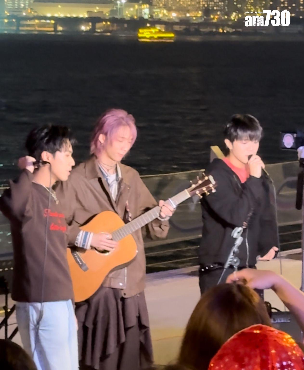 丘藍今晚與樂隊ROVER成員Jason Loi、希晉現身灣仔海濱busking。 (娛樂組攝)