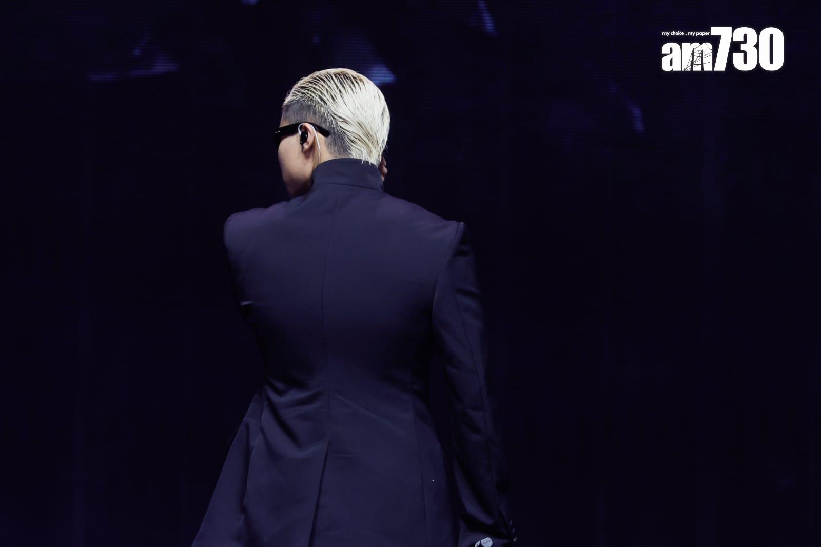 湯令山用背脊對住觀眾演繹《用背脊唱情歌》。 (蘇文傑攝)