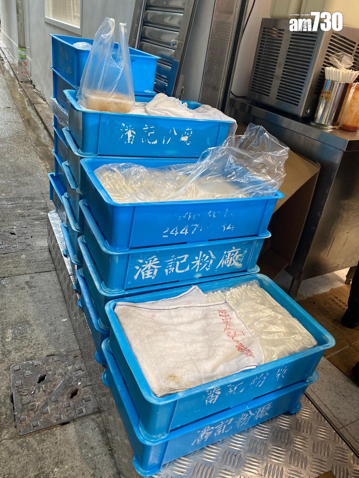 多箱潘記粉廠交來的貨堆放在腸粉檔外。