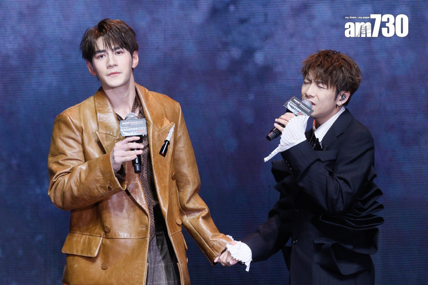 洪嘉豪與魏浚笙拖手演繹勁爆合唱歌曲《我感覺到》。 (蘇文傑攝)