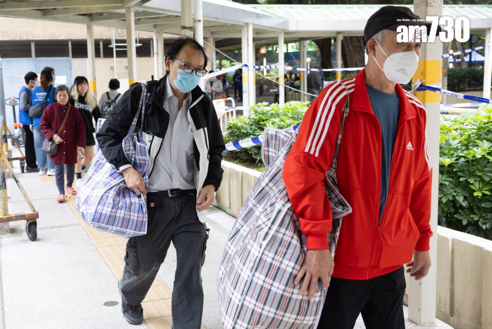 大埔宏福苑五級火,宏志閣住戶周三(3日)返回單位取重要物品。(蘇文傑 攝)