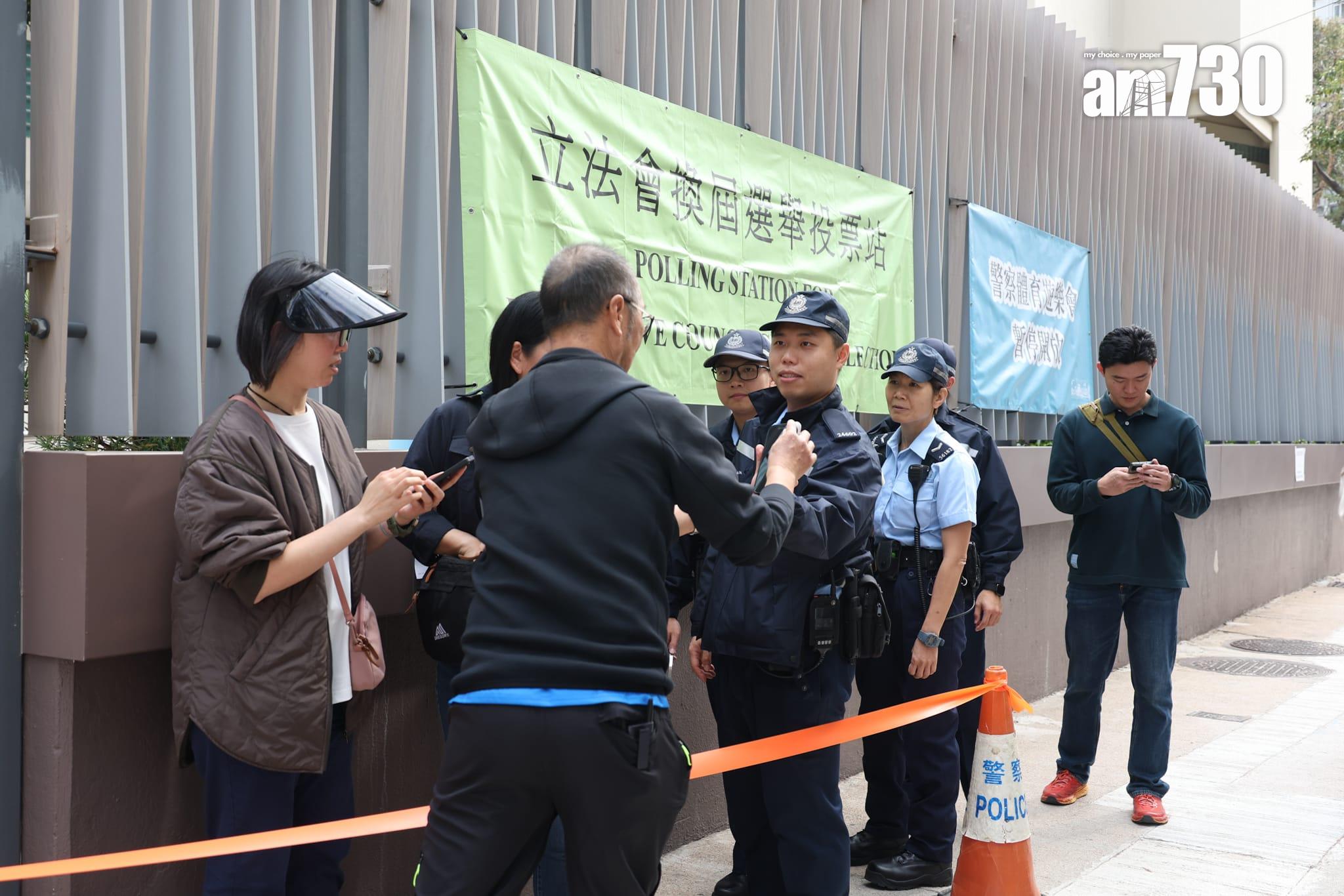 立法會選舉設有專屬投票站,供公務員、醫管局醫護人員及少數族裔人士投票。位於旺角的警察體育遊樂會不少身穿警隊制服的選民於當值期間入場投票。(周令知攝)