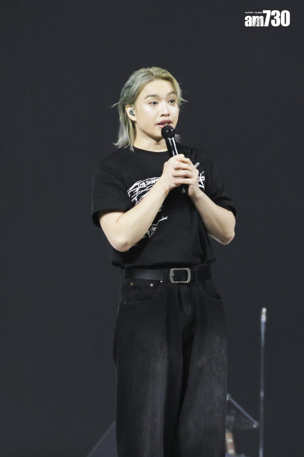 柳應廷Jer在舉行演唱會前帶領全場觀眾為大埔火災罹難者默哀。(吳康琦攝)