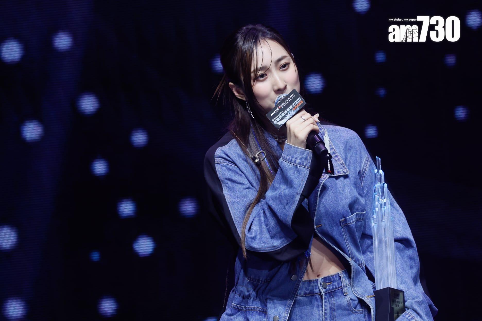 Yumi鍾柔美今日現身成為焦點之一,更獲頒勁爆躍進女歌手金獎殊榮。 (蘇文傑攝)