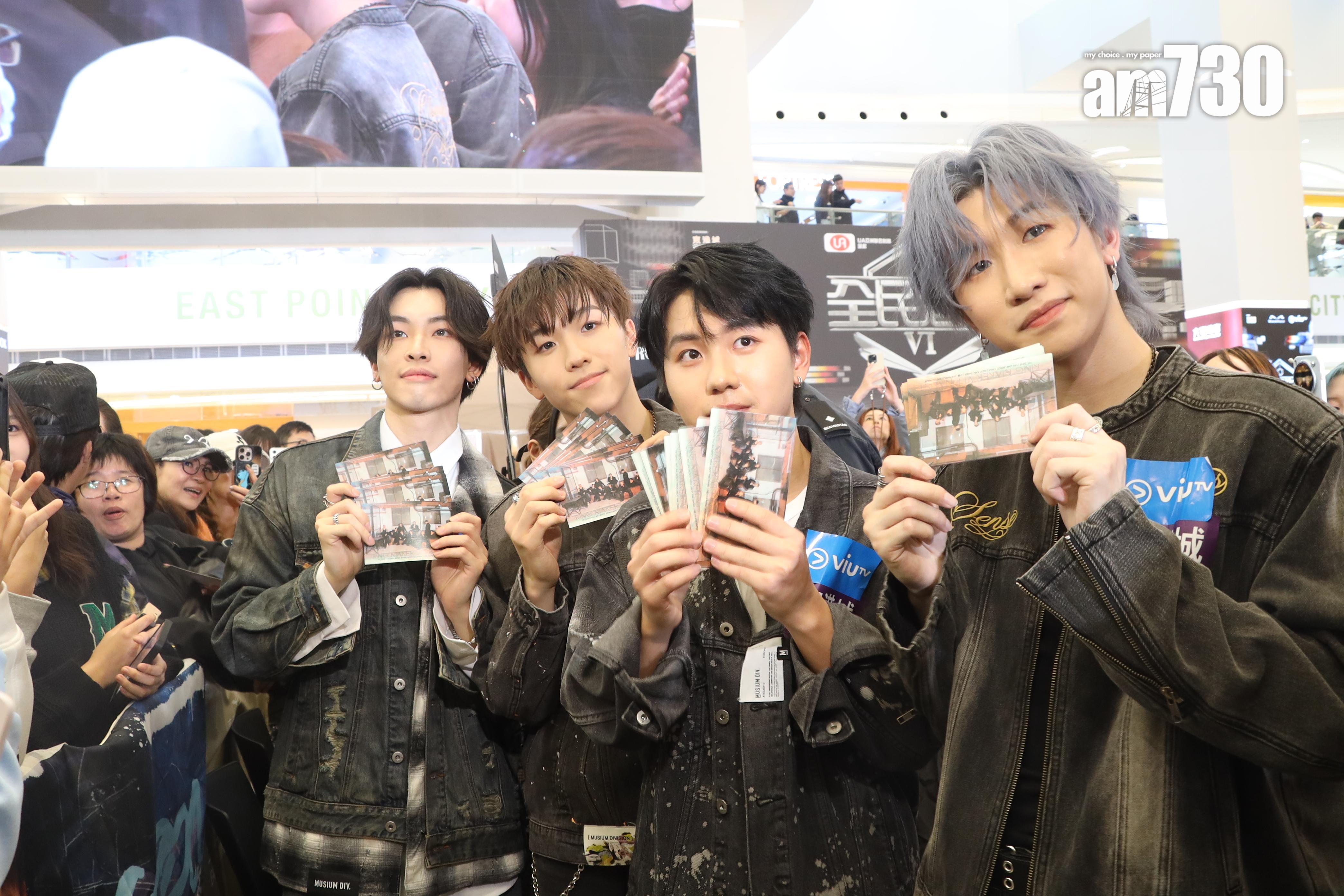 Dave、Gordon、小雞和Kris(左至右)走近觀眾席派postcard。(娛樂組攝)