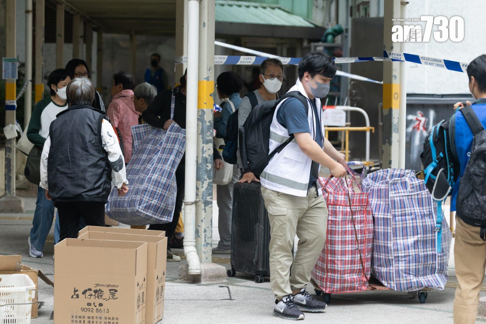 大埔宏福苑五級火,宏志閣住戶周三(3日)返回單位取重要物品。(蘇文傑 攝)