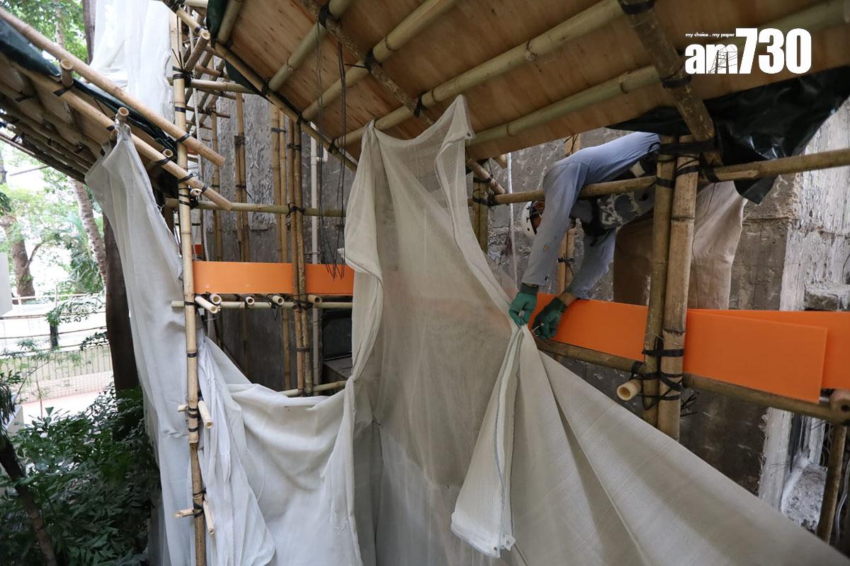 政府要求全港大維修樓宇最遲周六須拆除外牆棚架的棚網,怡閣苑今日正拆除棚網。(鍾式明攝)